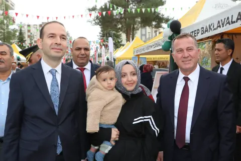 Nizip’te Zeytin Bereketi ve Festival Heyecanı: Protokol Sahaya İndi! (fotoğraf 16)