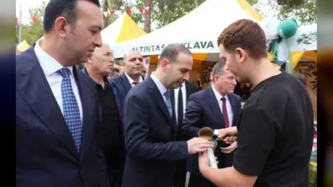 Kaymakam ve belediye başkanı, Nizip Zeytin Festivali stantlarını ziyaret etti