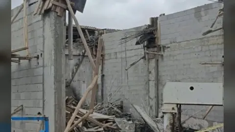Nizip Sanayi Sitesi'nde iskele çökmesi sonucu 3 kişi yaralandı
