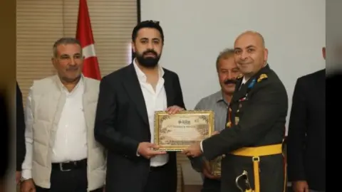 Nizip'te iş insanı Mehmet Yıldız'a kültürel projelere katkılarından dolayı plaket verildi