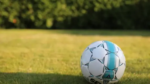 Nizip'te Karşıyaka İlkokulunun halı sahası belediye tarafından yenilendi