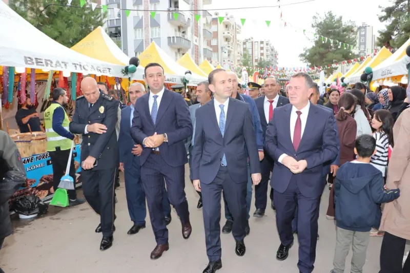 Nizip’te Zeytin Bereketi ve Festival Heyecanı: Protokol Sahaya İndi!