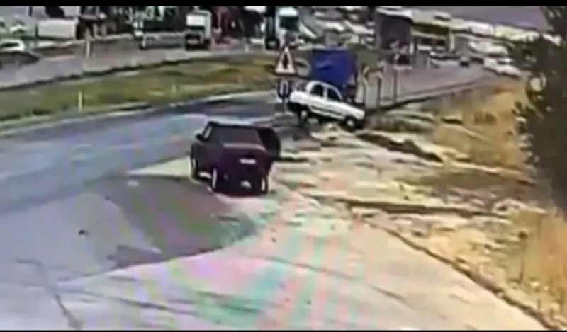 Nizip'te Yağışlı Havadaki Kazada Otomobil Menfeze Uçtu: 2 Yaralı