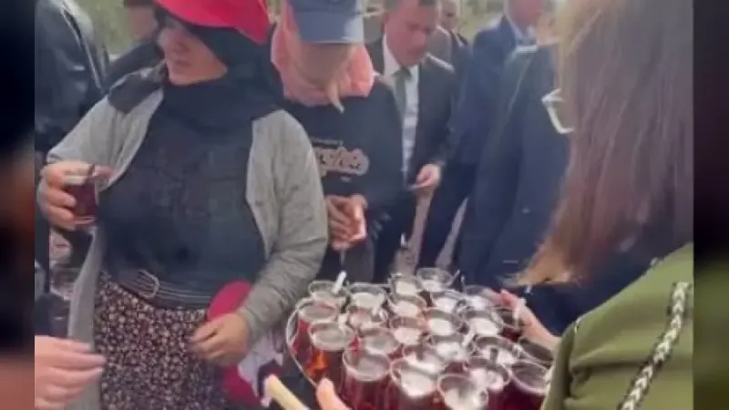 Fatma Şahin Nizip'teki Zeytin Festivali'nde çalışanlara çay ikram etti