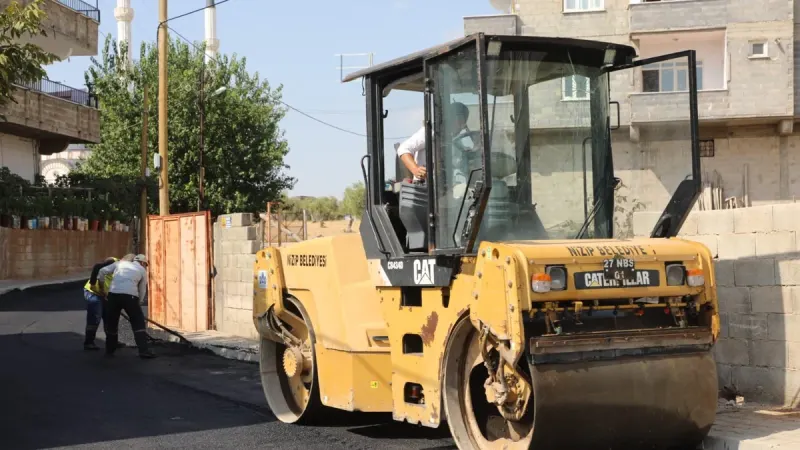 Nizip'te depremde ağır hasar alan 50 yıllık bina kontrollü olarak yıkılıyor