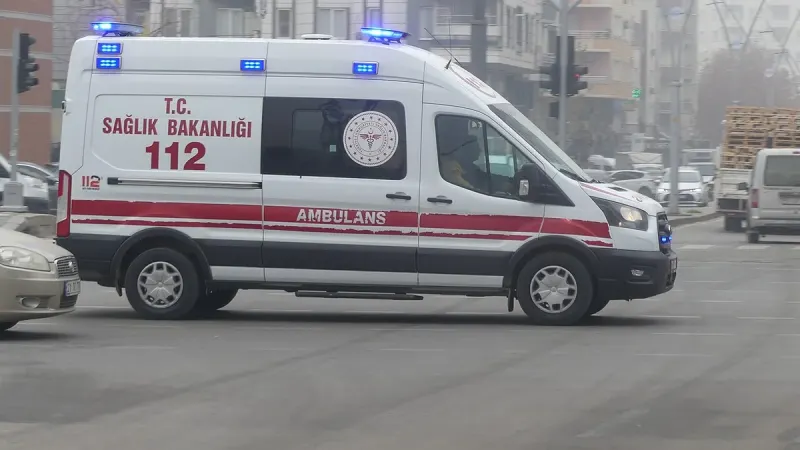 Nizip'te kaygan yolda otomobil takla atarak menfeze çarptı, iki kişi yaralandı